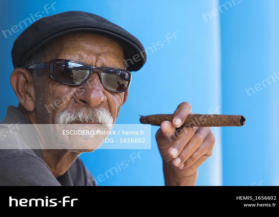 Le Vieil Homme Fume Un Cigare Cubain Gros Plan De Cigares Cubains