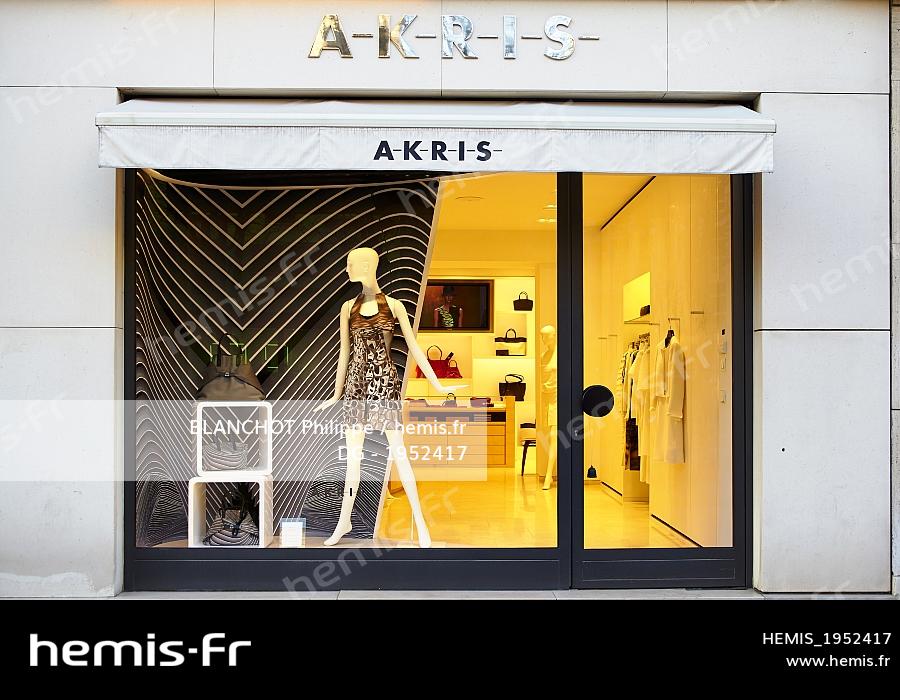 Hemis France paris boutiques luxe avenue montaigne akris