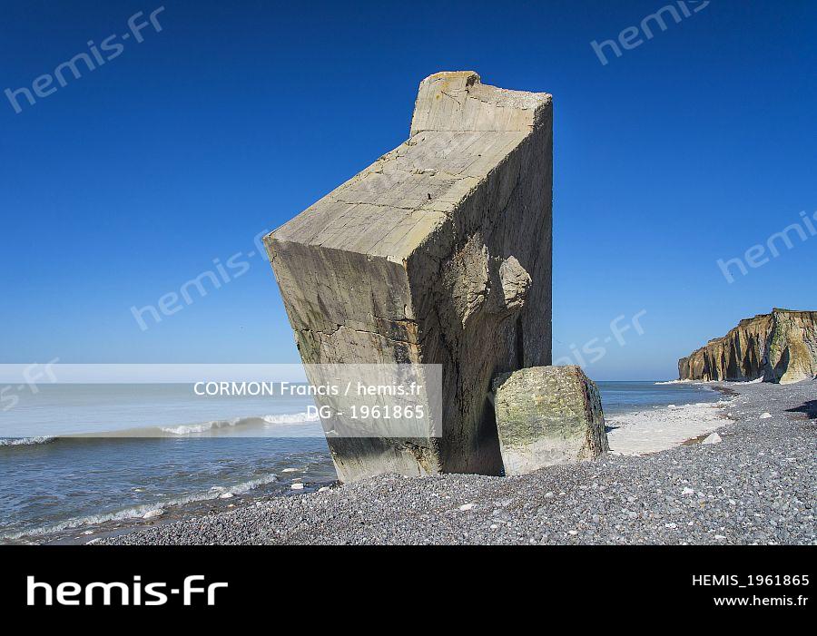 https://www.hemis.fr/image-photo/1913266/france-seine-maritime-sainte-marguerite-sur-mer-bunker-tombe-falaise-plante-plage.jpg