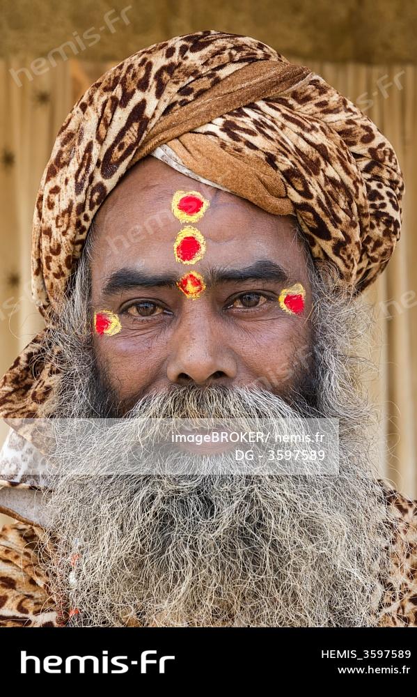 Hemis Homme indien  marques faciales turban  portrait 