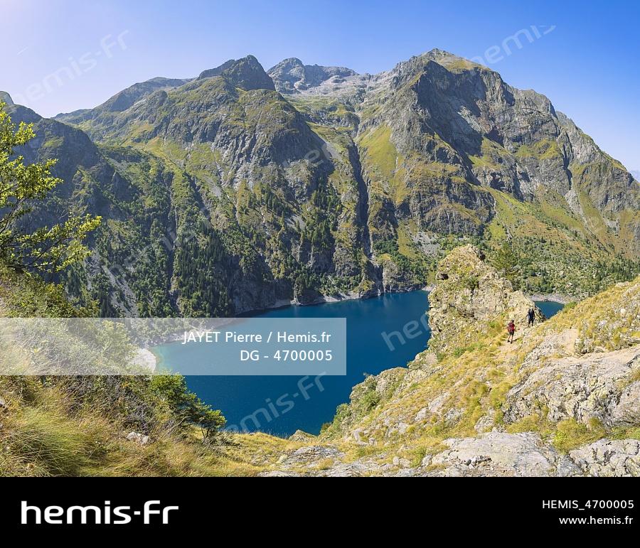 Sentier En Bois Et Banc En Bois Dans Le Parc De La Teste-de-buch Dans Le  Sud-ouest De La France